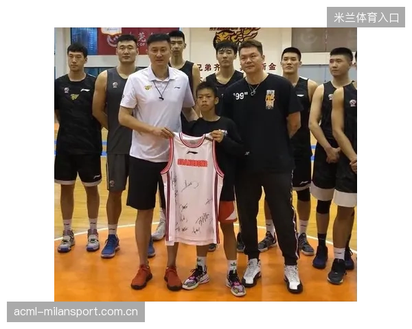 篮球少年空接失败摔趴：一场跌倒中的成长与启示